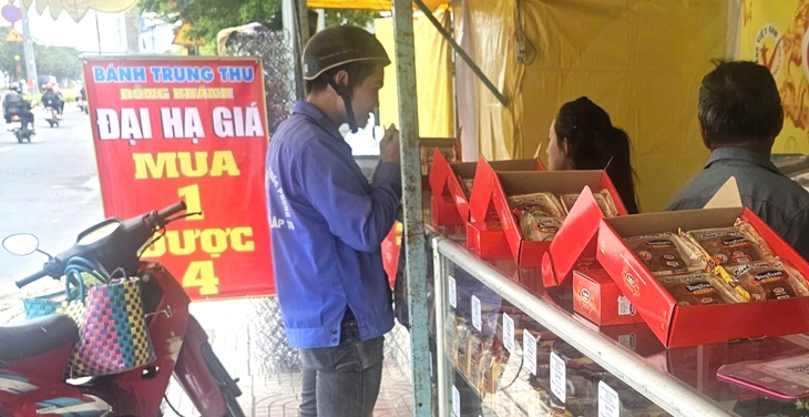 Giá một cái bánh trung thu bằng cả chục ký gạo, người nghèo tiền đâu mà mua? - Ảnh 1.