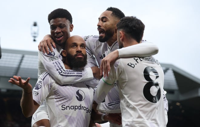 Tränare Amorim satte upp en väldigt konstig laguppställning, M.U fick Liverpool att förlora bittert precis på Anfield - Bild 1. HLV Amorim tung đội hình cực dị, M.U khiến Liverpool thua cay đắng ngay trên sân Anfield- Ảnh 1.