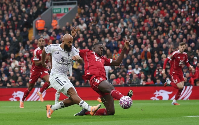 Tränare Amorim satte upp en väldigt konstig laguppställning, M.U fick Liverpool att förlora bittert precis på Anfield - Bild 2. HLV Amorim tung đội hình cực dị, M.U khiến Liverpool thua cay đắng ngay trên sân Anfield- Ảnh 2.