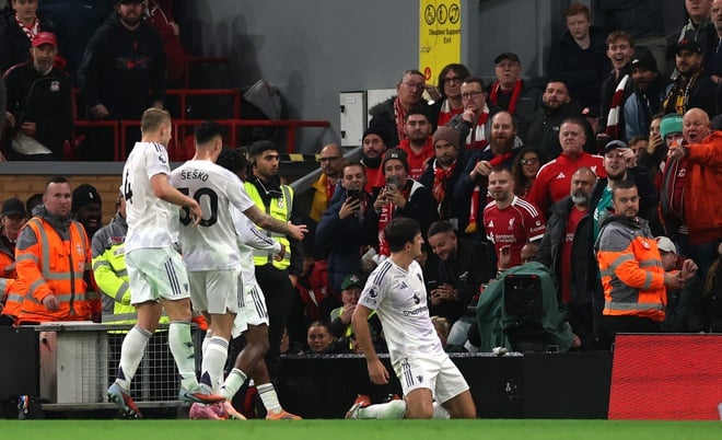 Tränare Amorim satte upp en väldigt konstig laguppställning, M.U fick Liverpool att förlora bittert precis på Anfield - Bild 3. HLV Amorim tung đội hình cực dị, M.U khiến Liverpool thua cay đắng ngay trên sân Anfield- Ảnh 3.