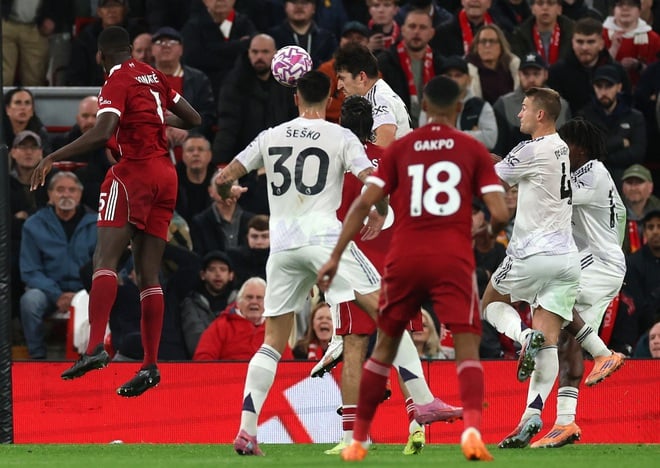 Tränare Amorim satte upp en väldigt konstig laguppställning, M.U fick Liverpool att förlora bittert precis på Anfield - Bild 4. HLV Amorim tung đội hình cực dị, M.U khiến Liverpool thua cay đắng ngay trên sân Anfield- Ảnh 4.