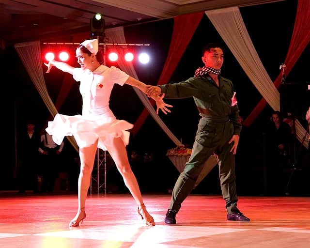 Phan Hienův dokonalý taneční partner - Foto 1. Bạn nhảy hoàn hảo của Phan Hiển- Ảnh 1.
