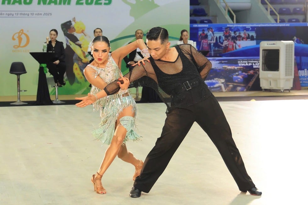 Phan Hienův dokonalý taneční partner - Foto 2. Bạn nhảy hoàn hảo của Phan Hiển- Ảnh 2.