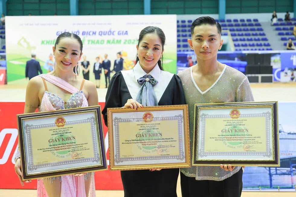 Phan Hienův dokonalý taneční partner - Foto 6. Bạn nhảy hoàn hảo của Phan Hiển- Ảnh 6.