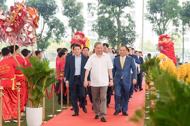 Untuk Vietnam boleh menjadi tuan rumah Sukan Olimpik dan Piala Dunia - Foto 1. Để Việt Nam đủ sức đăng cai Olympic, World Cup- Ảnh 1.
