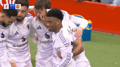 Casemiro 'tat' dong doi anh 1