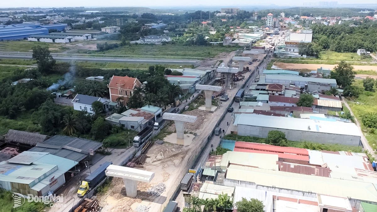 Construcción del paso elevado en la carretera Phung Hung, distrito de Tam Phuoc, provincia de Dong Nai, componente 1 del proyecto de la autopista Bien Hoa-Vung Tau.