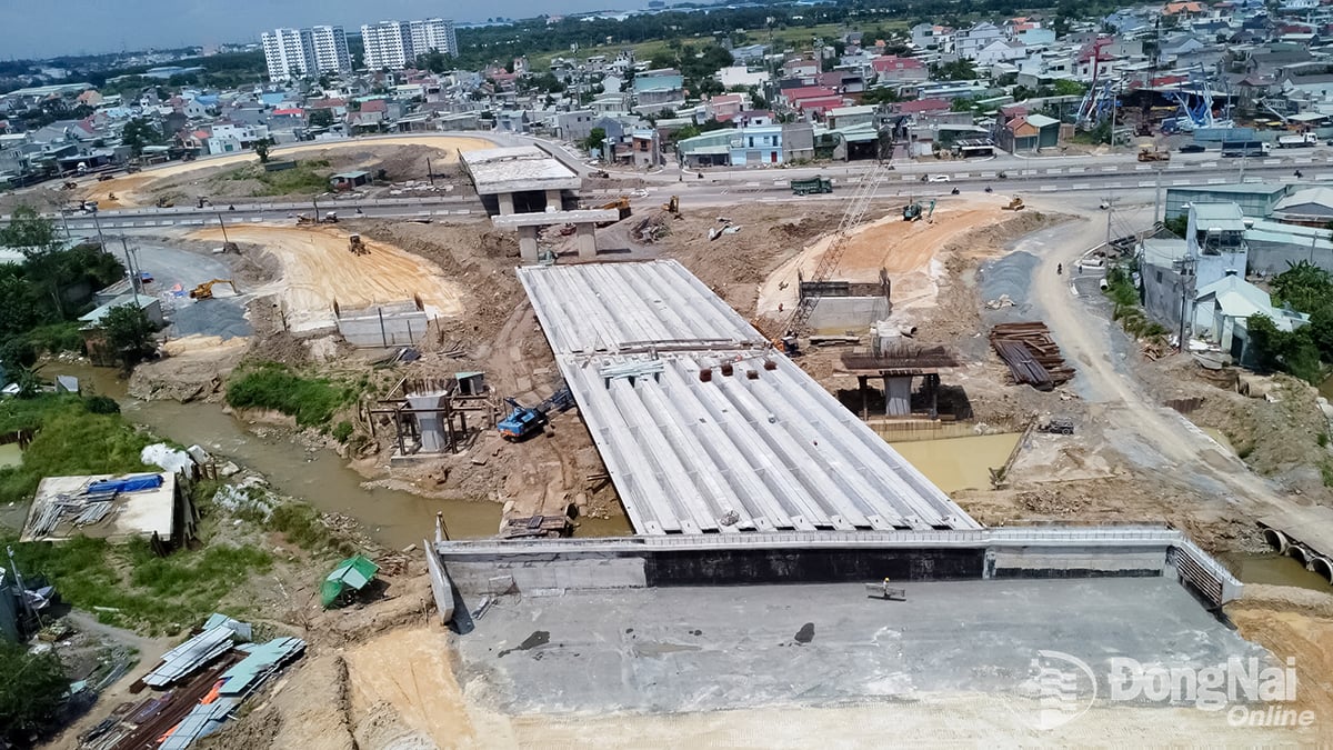 Construcción de la intersección de la autopista Bien Hoa - Vung Tau con la calle Vo Nguyen Giap.