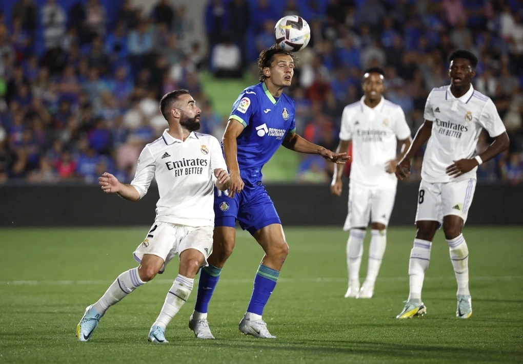 Mbappe lập công giúp Real Madrid lấy lại ngôi đầu bảng từ Barcelona - 1