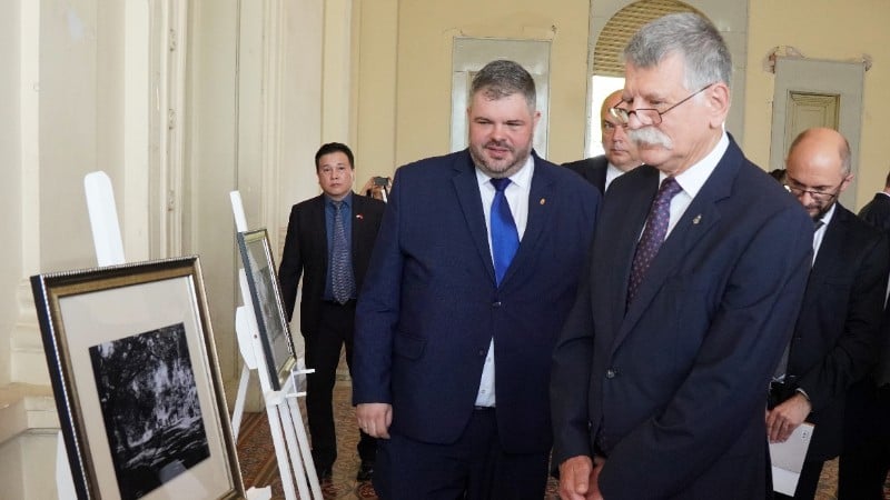 O presidente da Assembleia Nacional Húngara, Kover Laszlo, e delegados visitam a exposição de fotos. (Foto: Trung Tuyen/VNA)