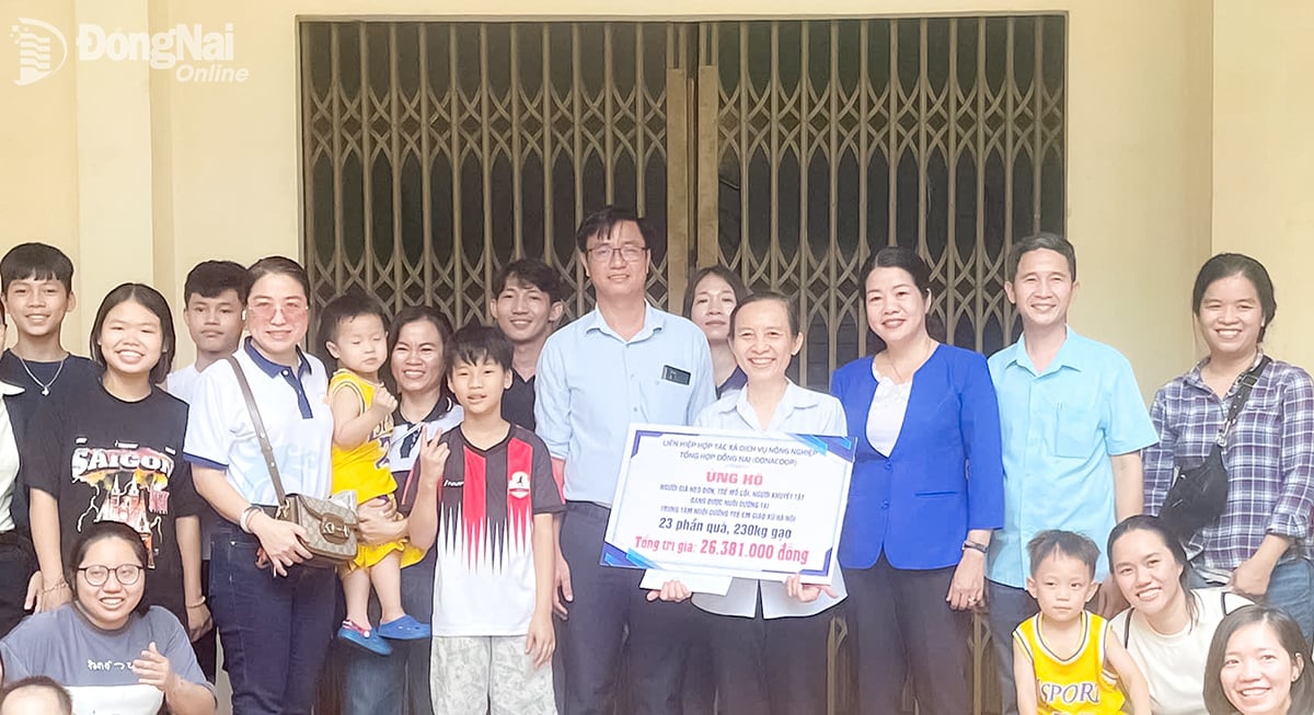 បងស្រី Bui Thi Hong Hanh ទទួលអំណោយពីគណៈកម្មាធិការរណសិរ្សមាតុភូមិវៀតណាមខេត្ត និងអ្នកឧបត្ថម្ភដល់មណ្ឌលកុមារកំព្រាទីក្រុងហាណូយ (វួដ Ho Nai)។ រូបថត៖ Tran Thanh  