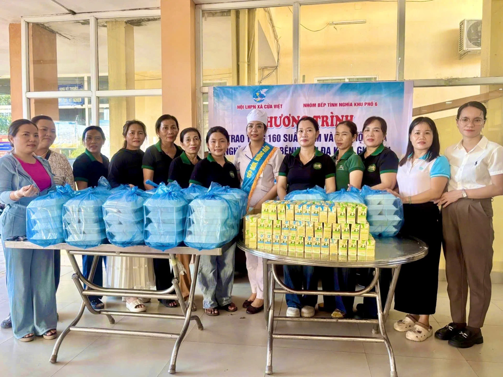សហព័ន្ឋនារីឃុំ Cua Viet សហការជាមួយ ផ្ទះបាយសប្បុរសធម៌ ភូមិ៦ ប្រគល់អំណោយដ៏មានអត្ថន័យជាច្រើនដល់អ្នកជំងឺក្រីក្រ - រូបថត៖ M.D