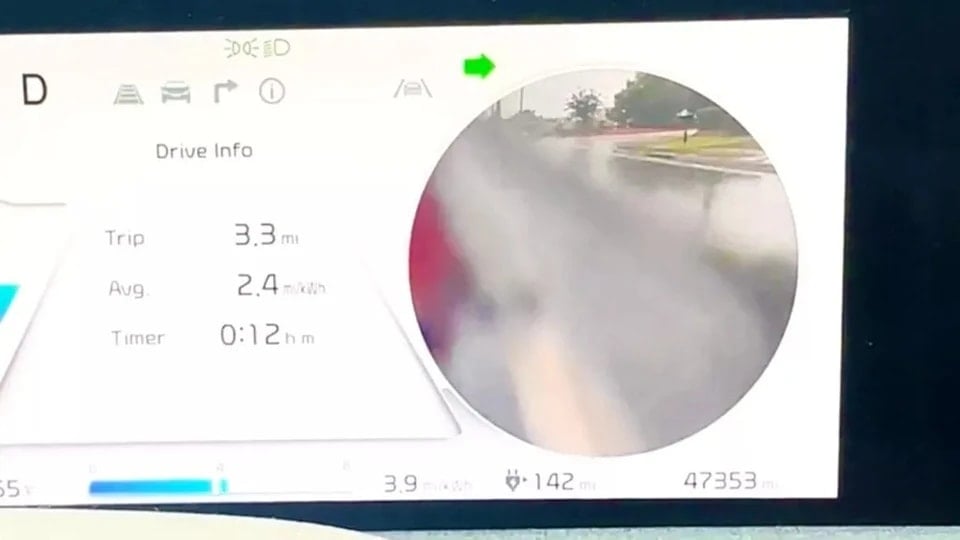 A holttérfigyelő rendszer a Kia EV6 műszerfalán jelenik meg.