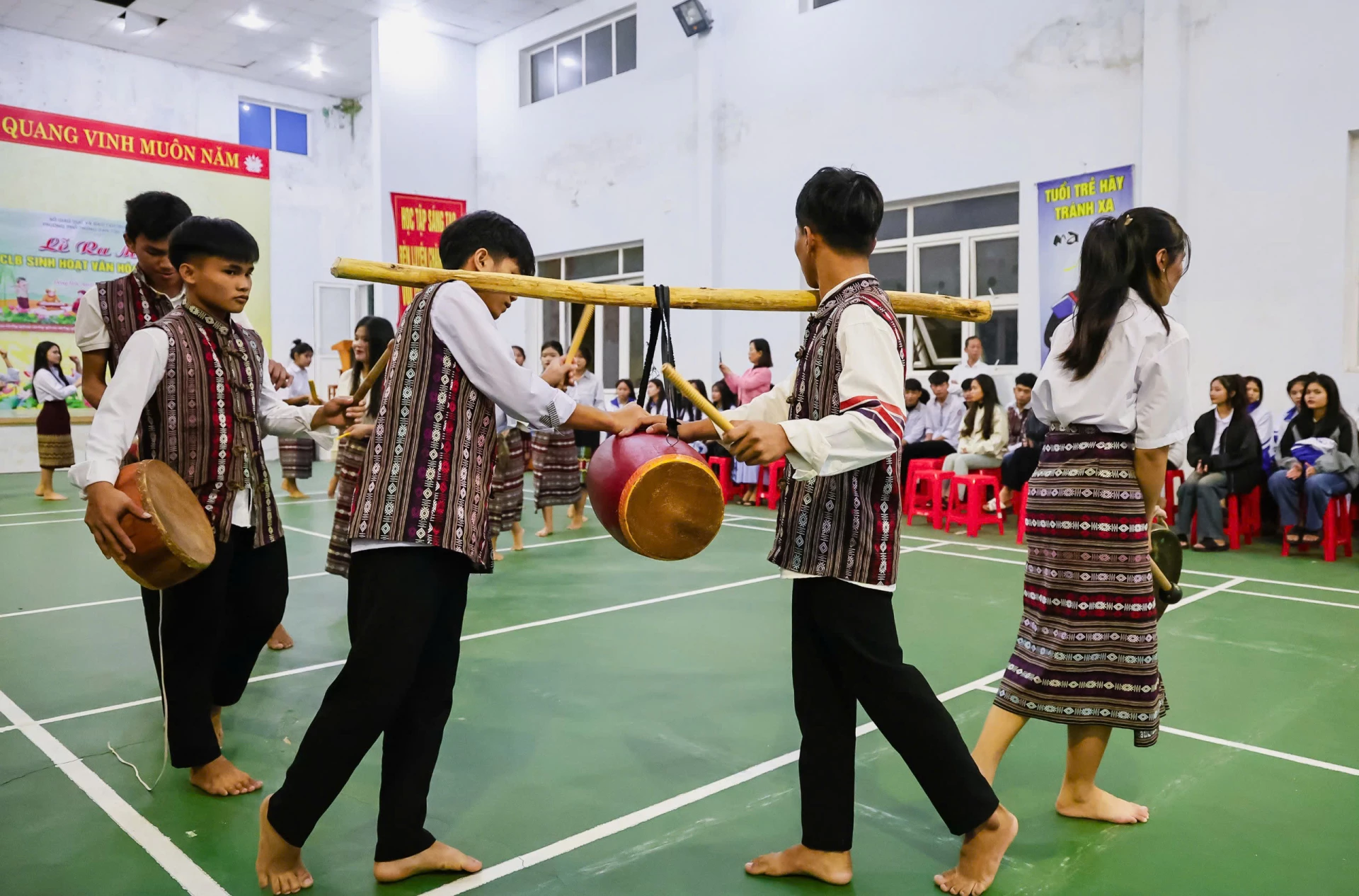 Students enthusiastically participate in cultural and artistic exchanges - Photo: Nh.V