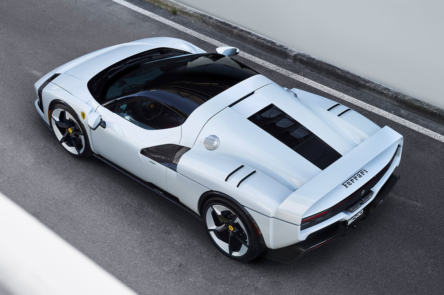 বড় এয়ার ভেন্ট এবং অ্যারোডাইনামিক লাইন সহ Ferrari SC40 সাইড ডিজাইন।