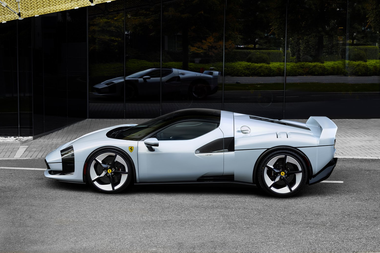 Ferrari SC40 এর পিছনে একটি বড় স্পয়লার এবং ডুয়াল গোলাকার টেললাইট রয়েছে।