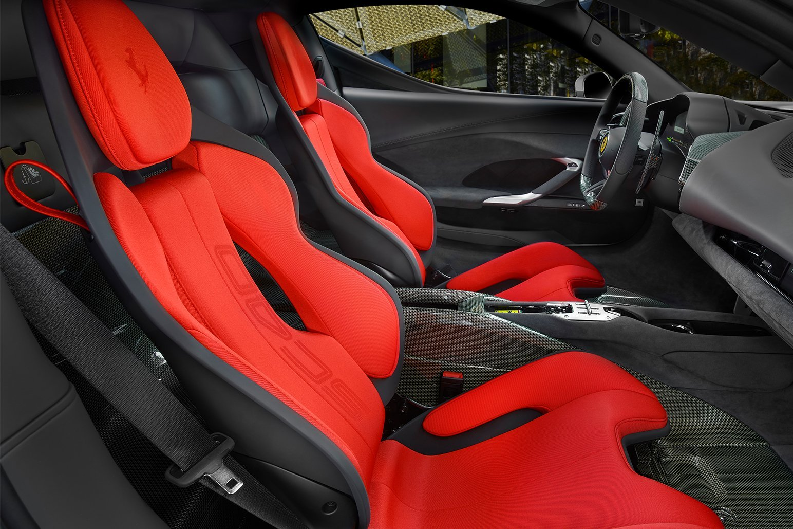 Ferrari SC40-এ ১৬ ইঞ্চি ডিজিটাল ইন্সট্রুমেন্ট ক্লাস্টার এবং যাত্রী প্রদর্শন।