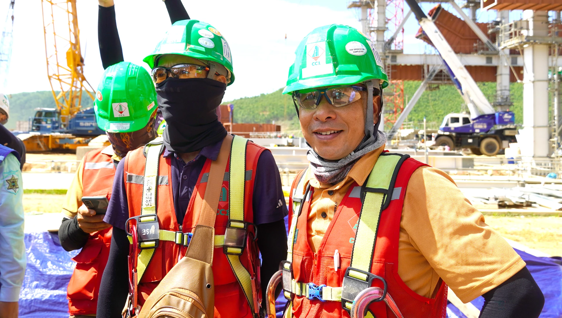 Memiliki pekerjaan tetap di Quang Trach Power Center, Bapak Nguyen Ngoc Linh (kanan) yakin untuk tetap tinggal di kampung halamannya - Foto: N.M
