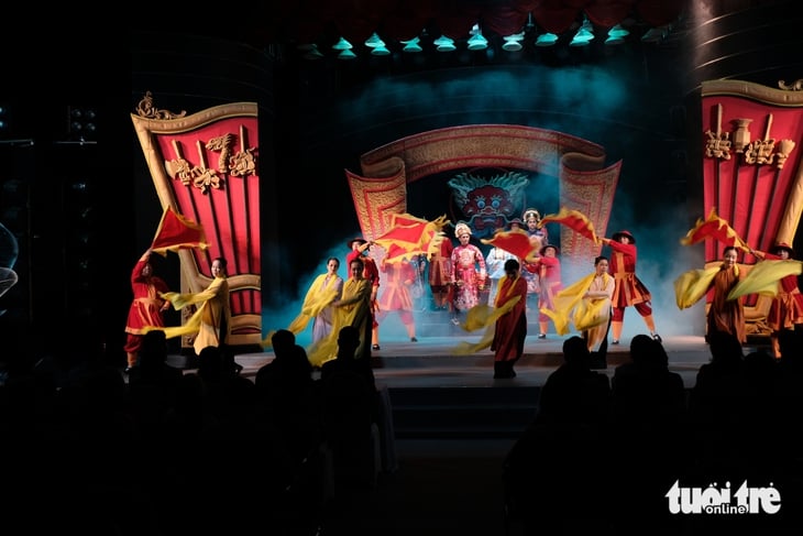 Idecaf dengan gembira mementaskan drama tentang Le Van Duyet di Hari Sastra dan Seni Kota Ho Chi Minh - Foto 2. Idecaf hạnh phúc diễn vở về Tả quân Lê Văn Duyệt trong Những ngày văn học nghệ thuật TP.HCM - Ảnh 2.