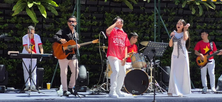 Idecaf dengan gembira mementaskan drama tentang Le Van Duyet di Hari Sastra dan Seni Kota Ho Chi Minh - Foto 4. Lê Văn Duyệt - Ảnh 4.