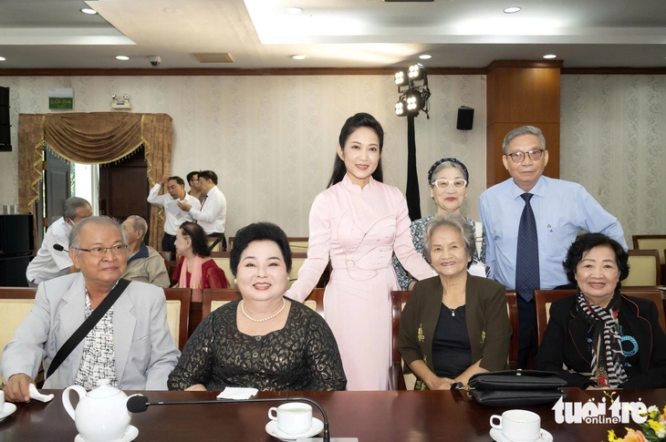 Idecaf dengan gembira mementaskan drama tentang Le Van Duyet di Hari Sastra dan Seni Kota Ho Chi Minh - Foto 5. Idecaf hạnh phúc diễn vở về Tả quân Lê Văn Duyệt trong Những ngày văn học nghệ thuật TP.HCM - Ảnh 5.