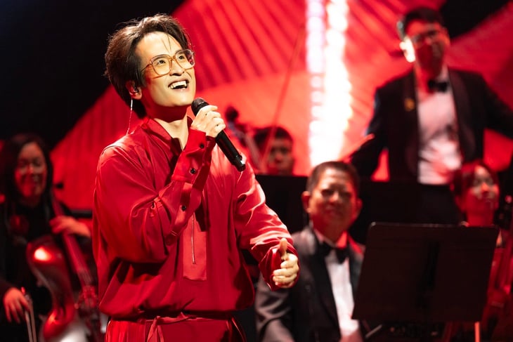 Ha Anh Tuan canta música vietnamita para 3.400 audiencias en EE.UU. y recauda 100.000 dólares para huérfanos - Foto 1. Hà Anh Tuấn - Ảnh 1.