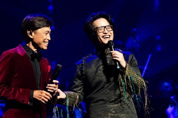 Ha Anh Tuan canta música vietnamita para 3.400 audiencias en EE.UU. y recauda 100.000 dólares para huérfanos - Foto 3. Hà Anh Tuấn - Ảnh 3.