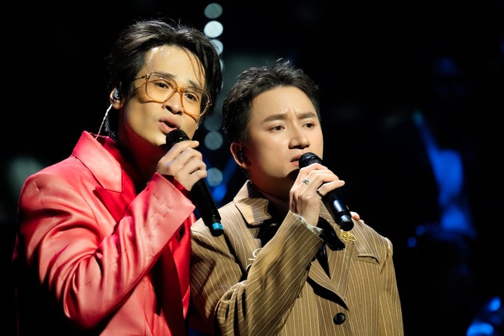 Ha Anh Tuan canta música vietnamita para 3.400 audiencias en EE.UU. y recauda 100.000 dólares para huérfanos - Foto 5. Hà Anh Tuấn - Ảnh 4.