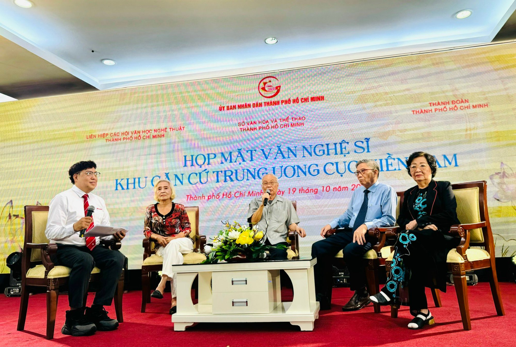 Lãnh đạo TP.HCM họp mặt văn nghệ sĩ khu căn cứ T.Ư Cục miền Nam- Ảnh 1.
