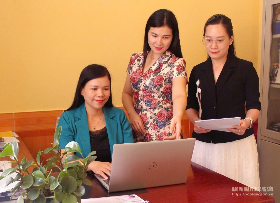 Beamte und Experten der Abteilung für Frauenangelegenheiten des Provinzkomitees der Vietnamesischen Vaterländischen Front setzen bei ihrer Arbeit künstliche Intelligenz ein