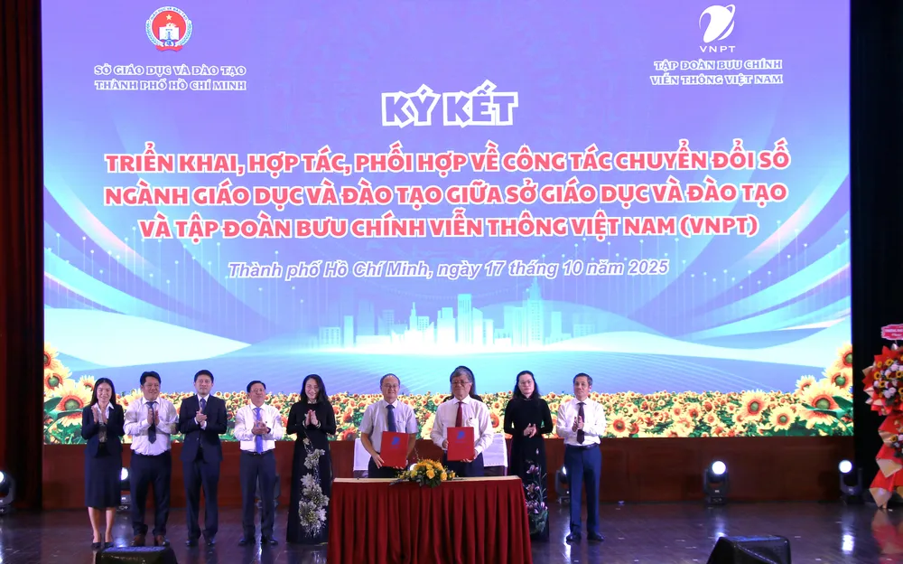 Przedstawiciele VNPT HCMC i Departamentu Edukacji i Szkolenia HCMC podczas ceremonii podpisania umowy