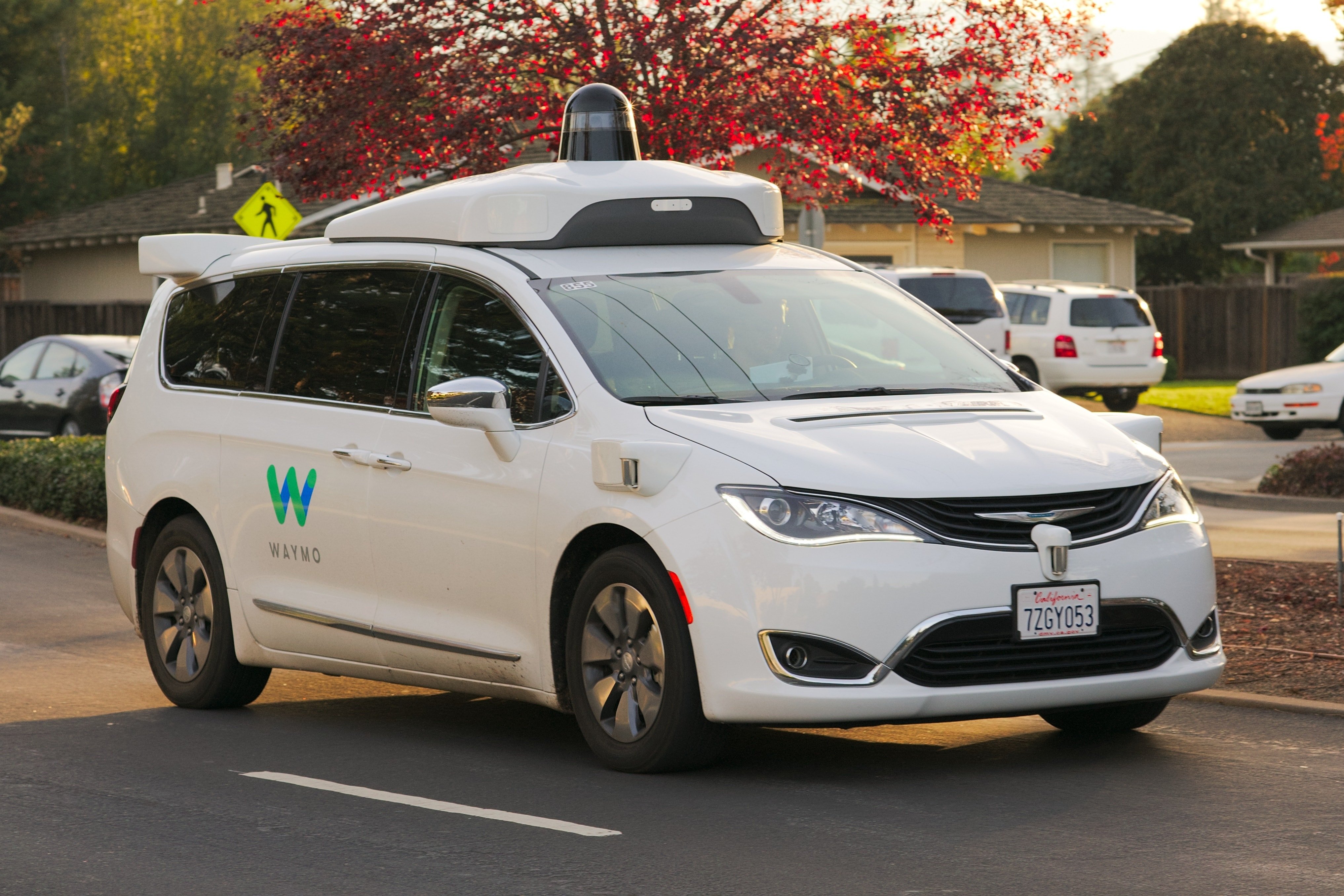 كانت سيارة كرايسلر باسيفيكا هايبرد الصغيرة هي السيارة الأساسية في أسطول Waymo.