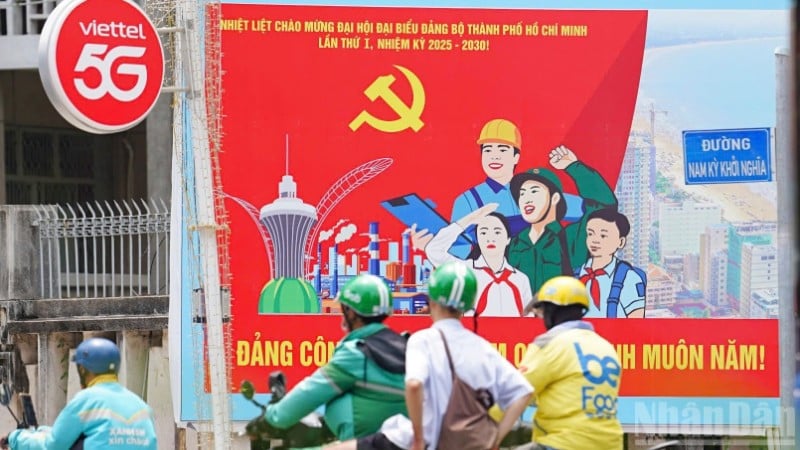 Các pano cổ động trong dịp tổ chức Đại hội Đảng bộ Thành phố Hồ Chí Minh nhiệm kỳ 2025-2030, thắp lên không khí rộn ràng, tin tưởng và kỳ vọng, niềm tự hào và ý chí vươn lên của Đảng bộ và nhân dân thành phố.