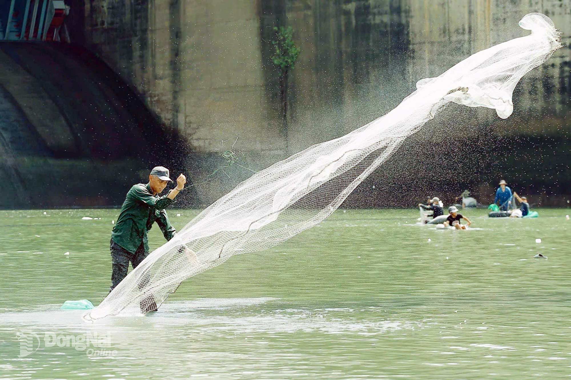 Residents use various fishing tools to catch fish. Photo: Thuy Tien