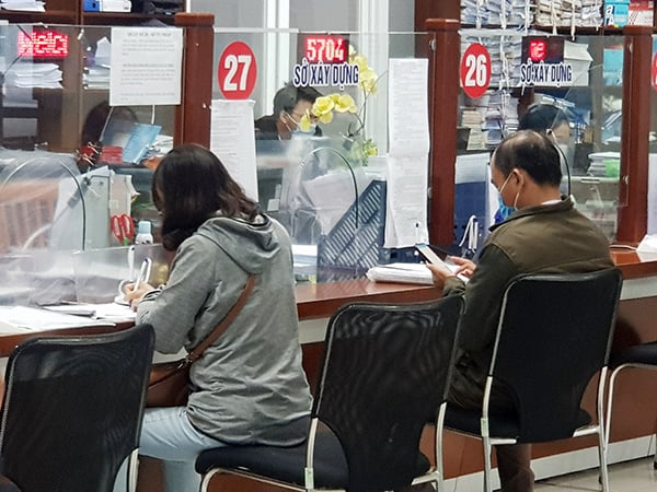 Organisasjoner og enkeltpersoner kommer for å handle med Byggedepartementet i Da Nang. Các tổ chức, cá nhân đến giao dịch với Sở Xây dựng Đà Nẵng.