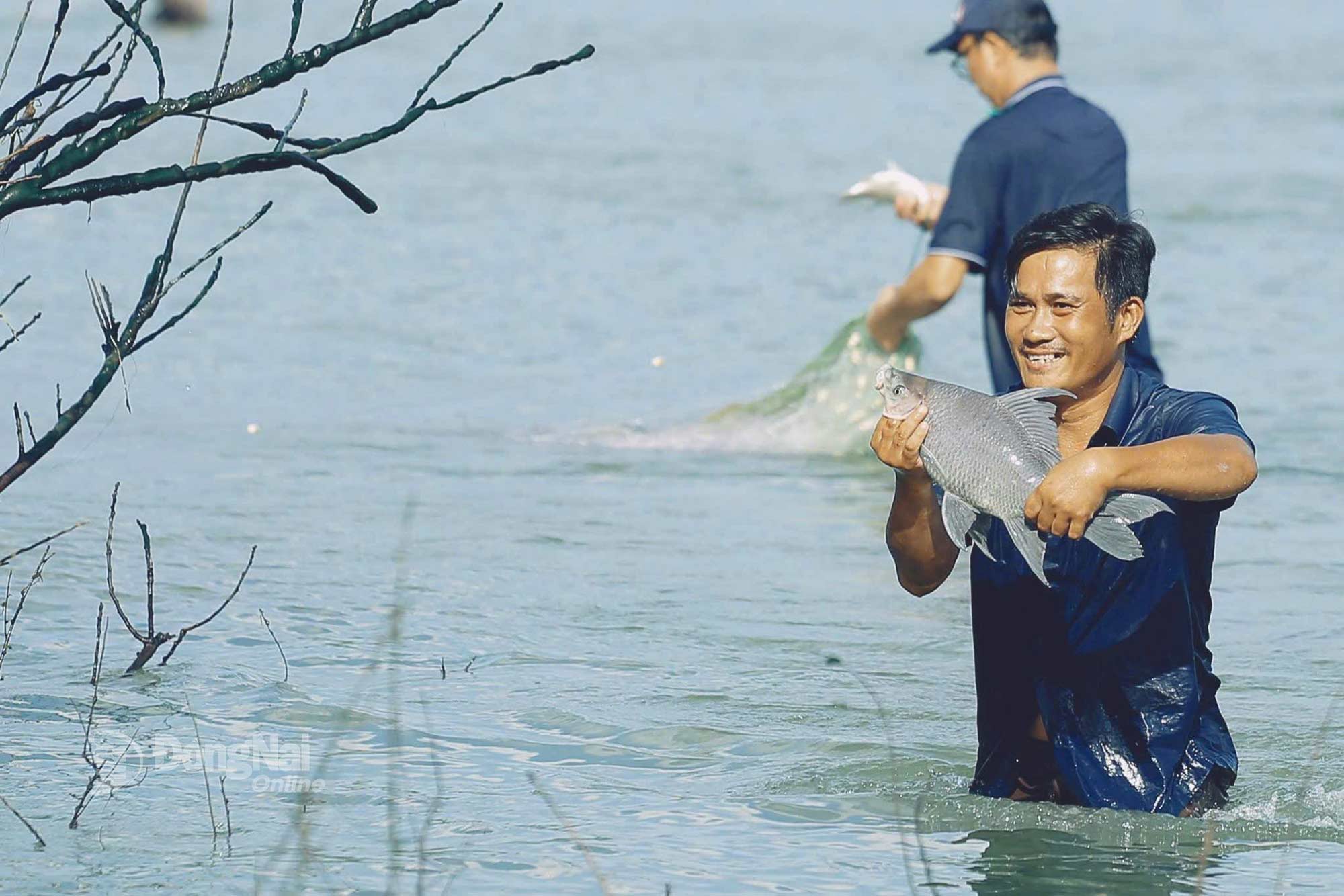 Peoples joy when catching fish. Photo: Thuy Tien
