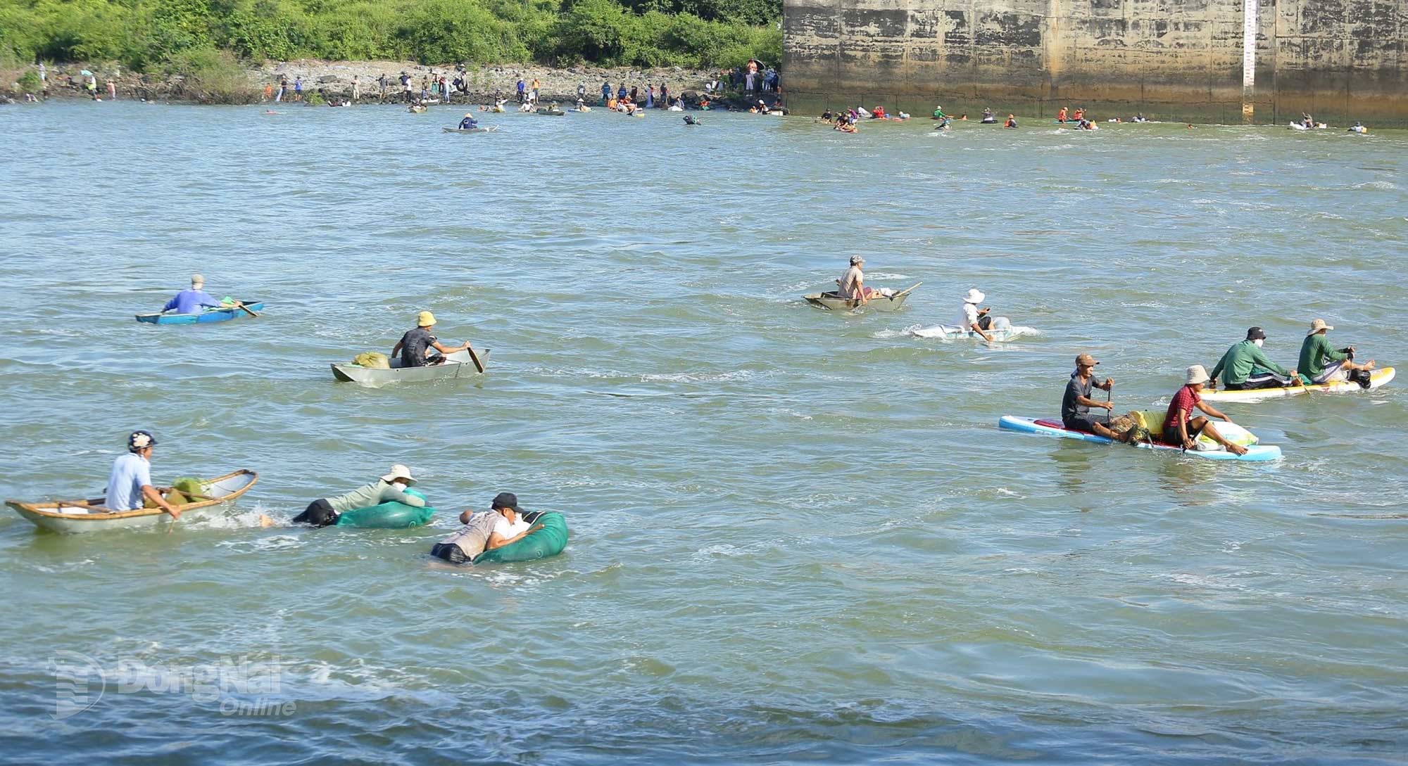 All kinds of vessels, from small boats and inflatable rafts to car tires, are used as means to catch fish. Photo: Thuy Tien