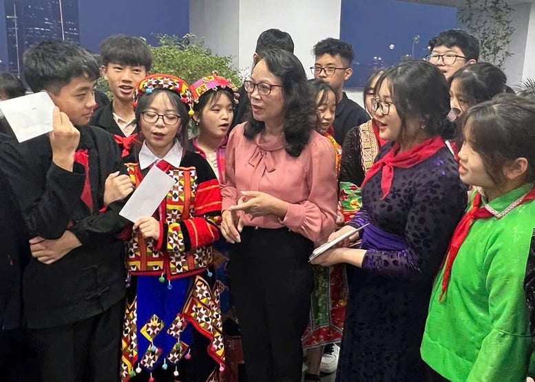Da vila de Ao Bon ao centro: a jornada de uma mulher Tay para superar o preconceito - Foto 1. Từ làng Ao Bon đến Trung ương: Hành trình vượt lên định kiến của một người phụ nữ Tày- Ảnh 1.