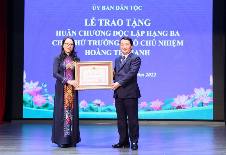 Da vila de Ao Bon ao centro: a jornada de uma mulher Tay para superar o preconceito - Foto 4. Từ làng Ao Bon đến Trung ương: Hành trình vượt lên định kiến của một người phụ nữ Tày- Ảnh 4.