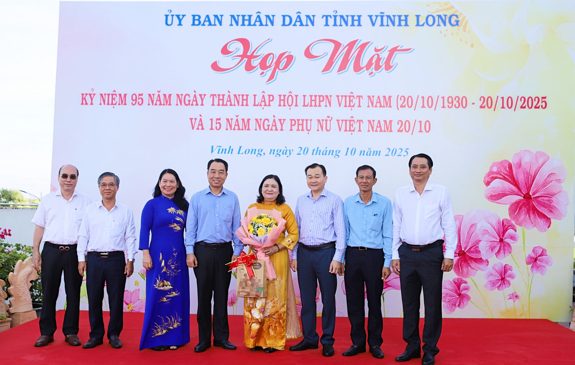 Timbalan Setiausaha Jawatankuasa Parti Wilayah, Pengerusi Majlis Rakyat Wilayah - Nguyen Minh Dung; Timbalan Setiausaha Jawatankuasa Parti Wilayah, Pengerusi Jawatankuasa Rakyat Wilayah - Lu Quang Ngoi dan pemimpin Jawatankuasa Rakyat Wilayah menyampaikan bunga dan hadiah kepada Timbalan Setiausaha Tetap Jawatankuasa Parti Wilayah - Ho Thi Hoang Yen.
