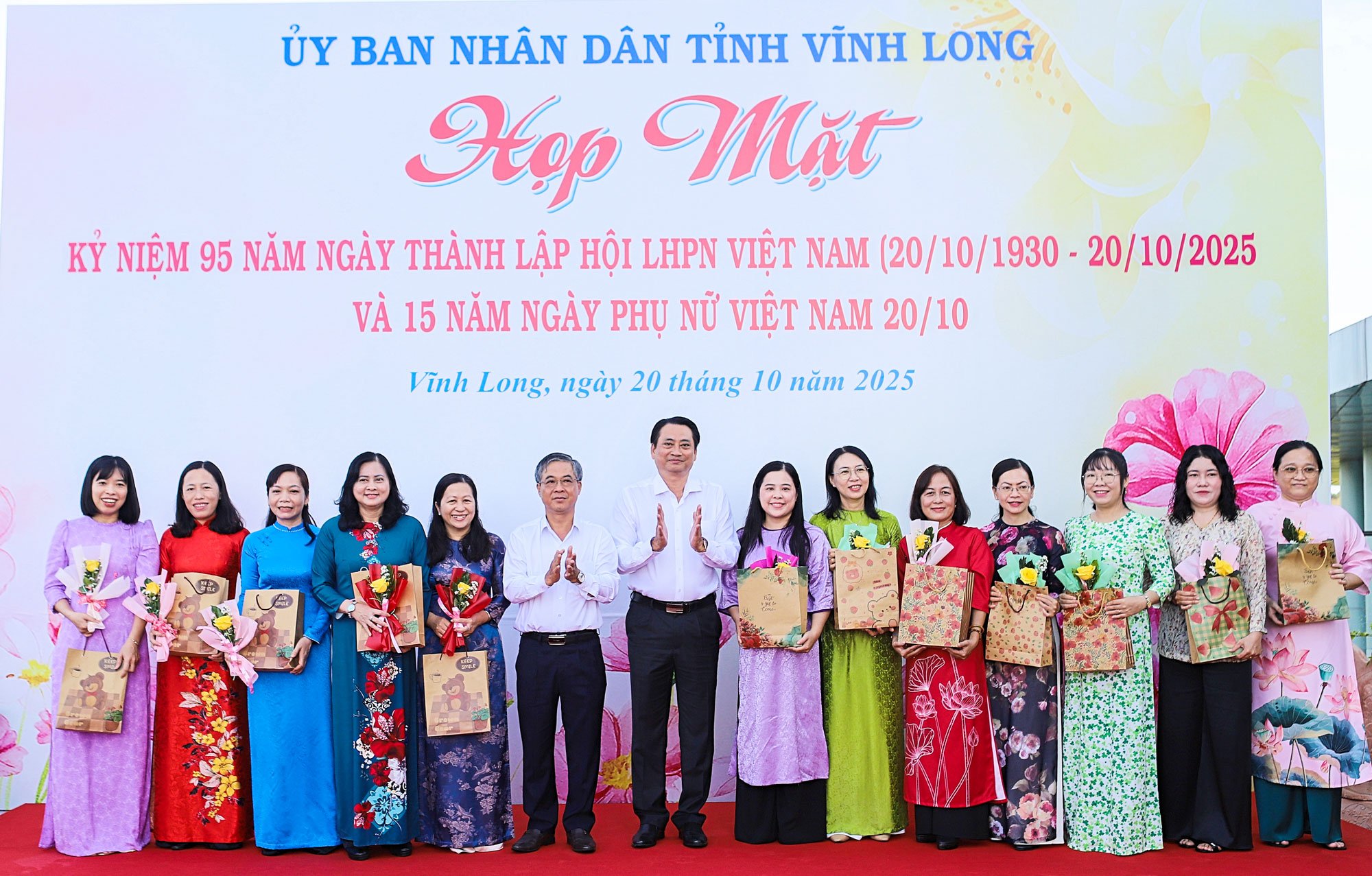 Pemimpin Jawatankuasa Rakyat Wilayah menyampaikan bunga dan hadiah kepada pegawai wanita.