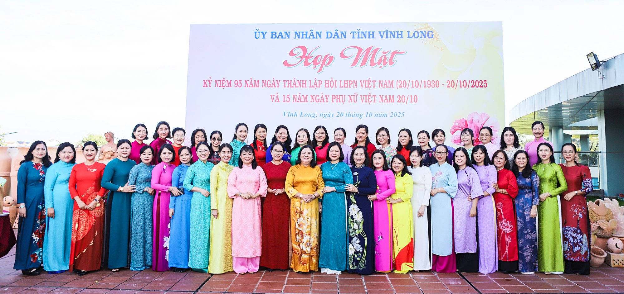 Timbalan Setiausaha Tetap Jawatankuasa Parti Wilayah - Ho Thi Hoang Yen mengambil gambar cenderahati bersama kader wanita.