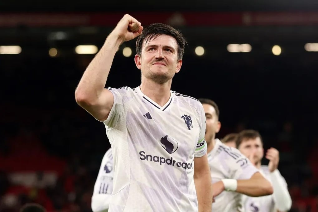 Harry Maguire được các cầu thủ Man Utd tung hô trong phòng thay đồ - 1