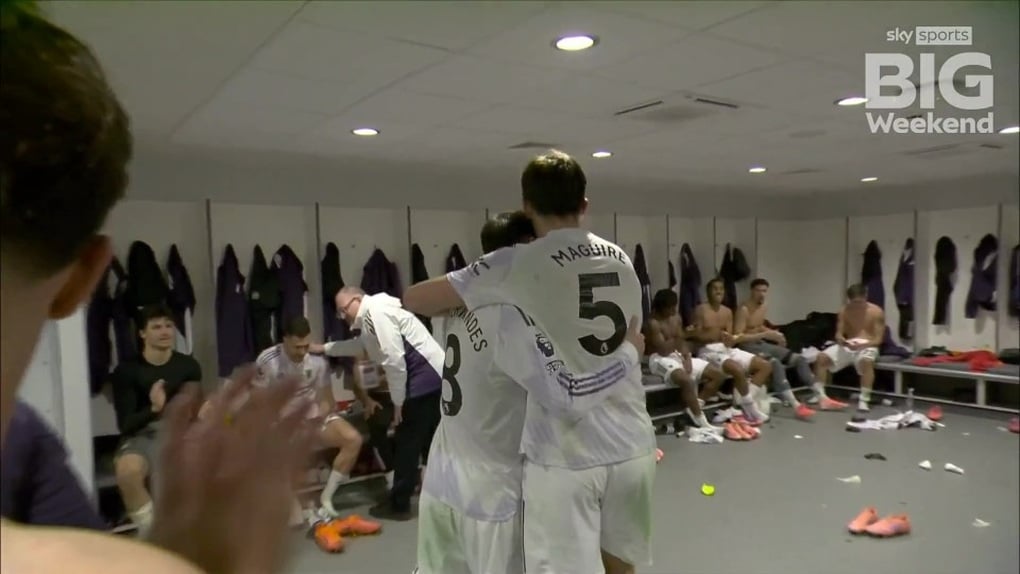 Harry Maguire được các cầu thủ Man Utd tung hô trong phòng thay đồ - 3