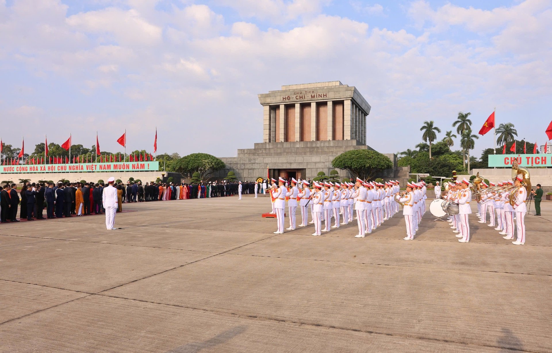 Líderes del Partido y del Estado y diputados de la Asamblea Nacional visitan el Mausoleo del Tío Ho - 1
