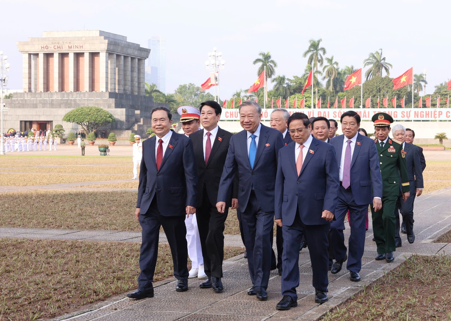 Líderes del Partido y del Estado y diputados de la Asamblea Nacional visitan el Mausoleo del Tío Ho - 2