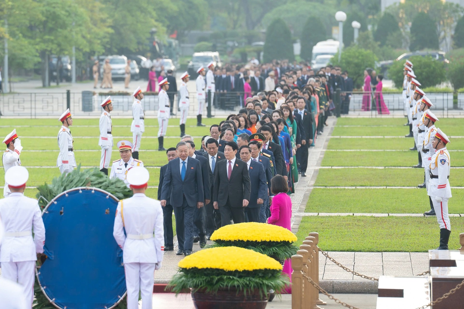 Líderes del Partido y del Estado y diputados de la Asamblea Nacional visitan el Mausoleo del Tío Ho - 3