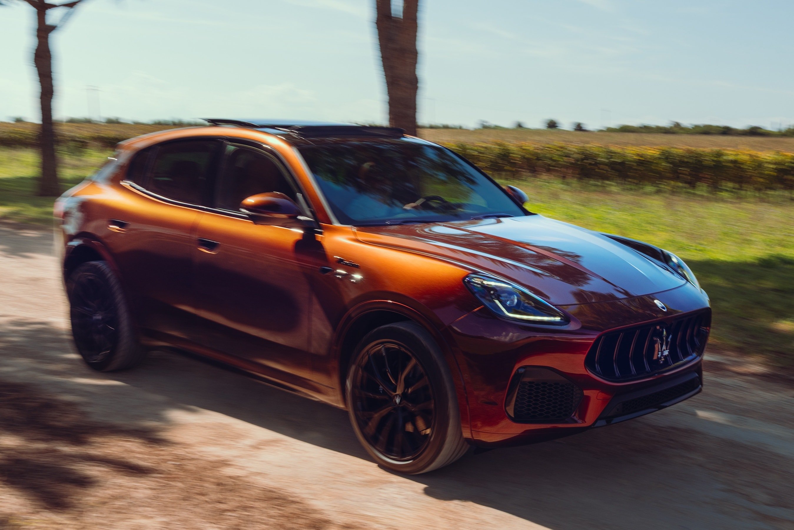 Extérieur de la Maserati Grecale Tributo Il Bruciato avec une couleur de peinture spéciale.