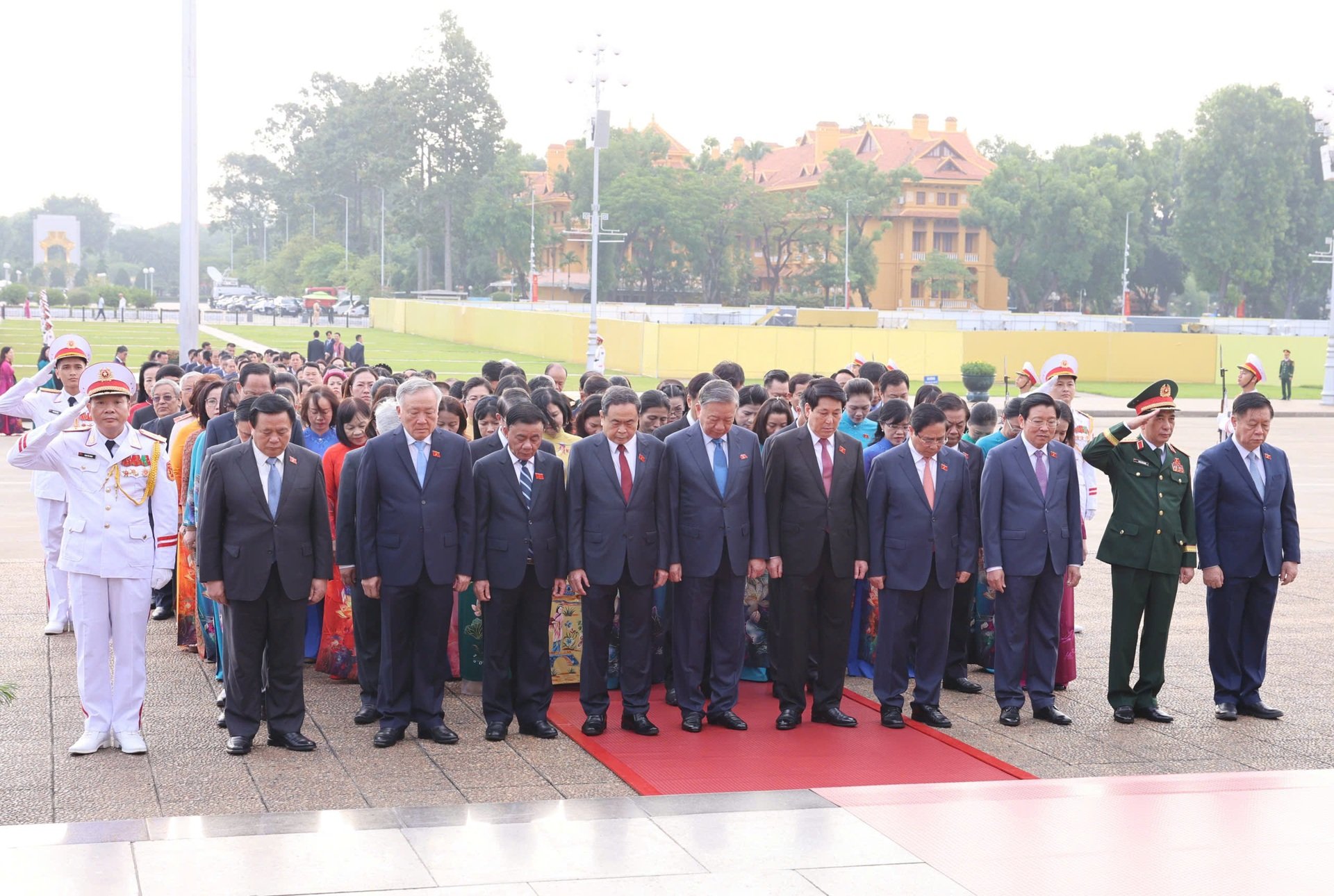 Líderes del Partido y del Estado y diputados de la Asamblea Nacional visitan el Mausoleo del Tío Ho - 6