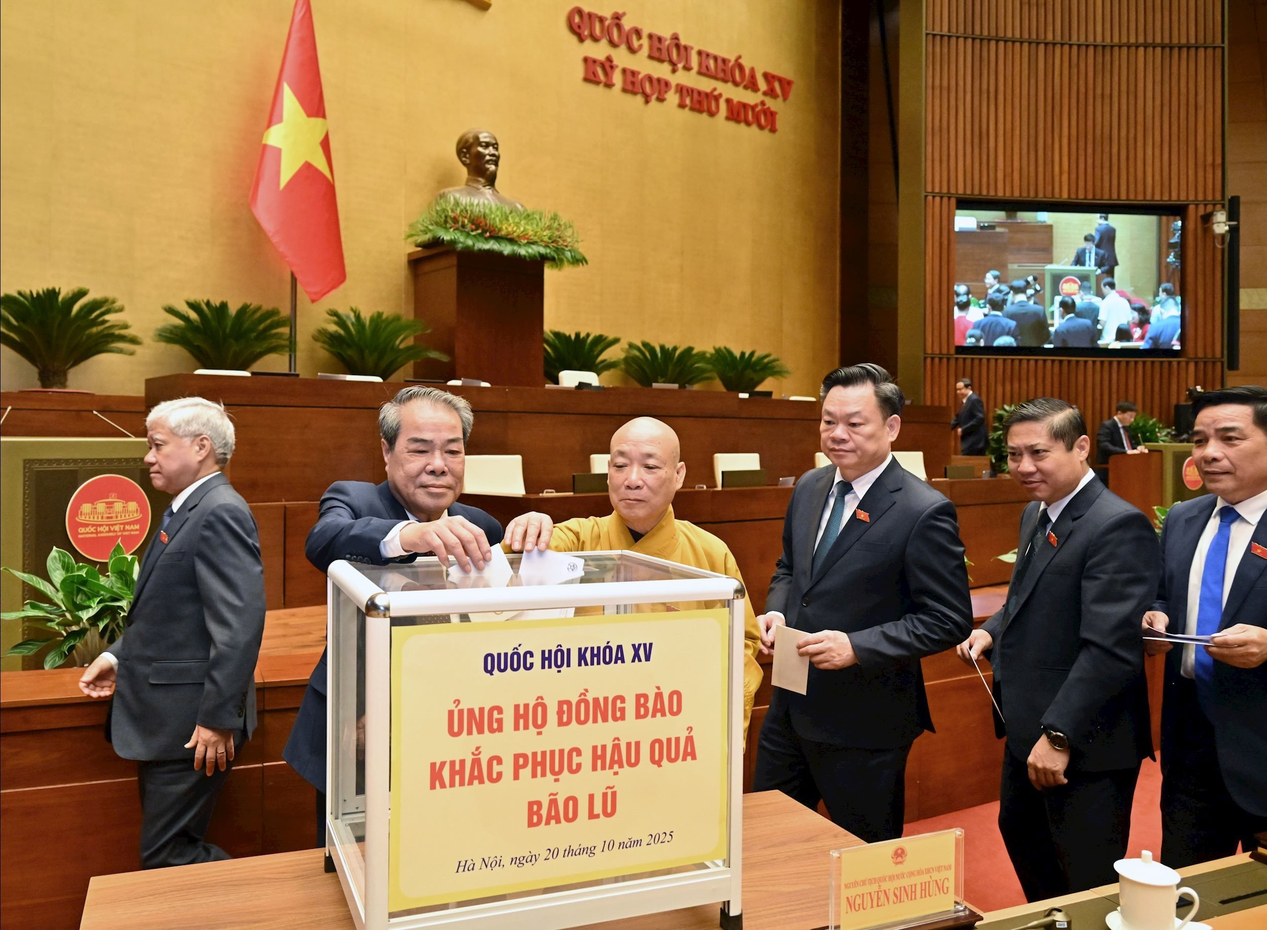 Deputados da Assembleia Nacional apoiam vítimas das enchentesVQK_8781